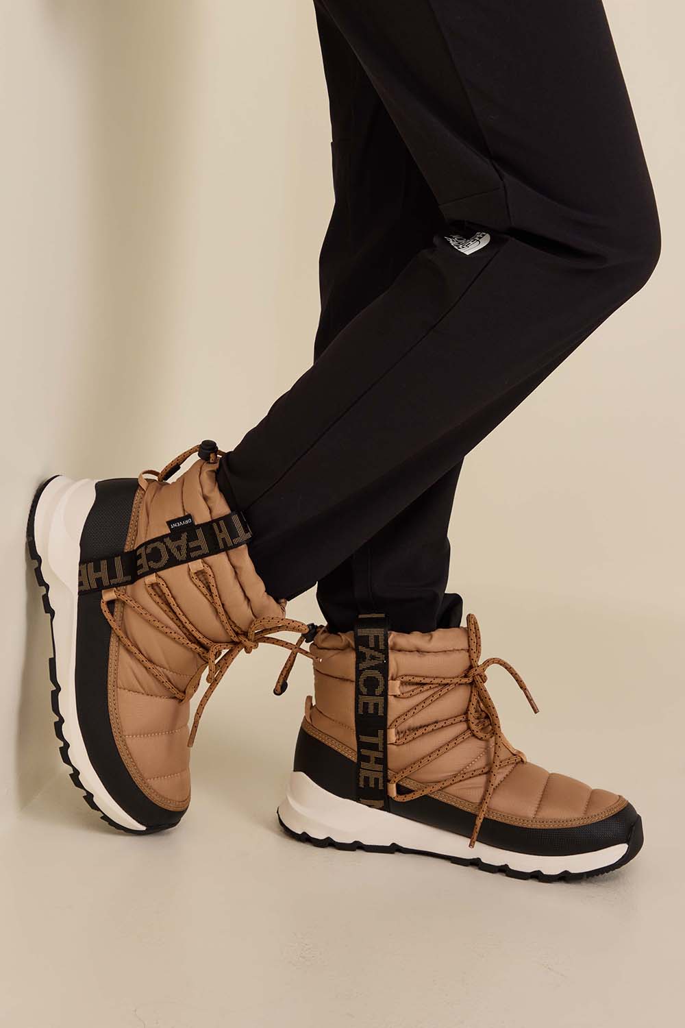 תמונת כל הלוק של מגפוני תרמובול